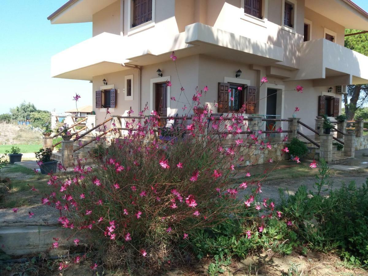 Armiriki Apartments Korakokhórion Екстериор снимка